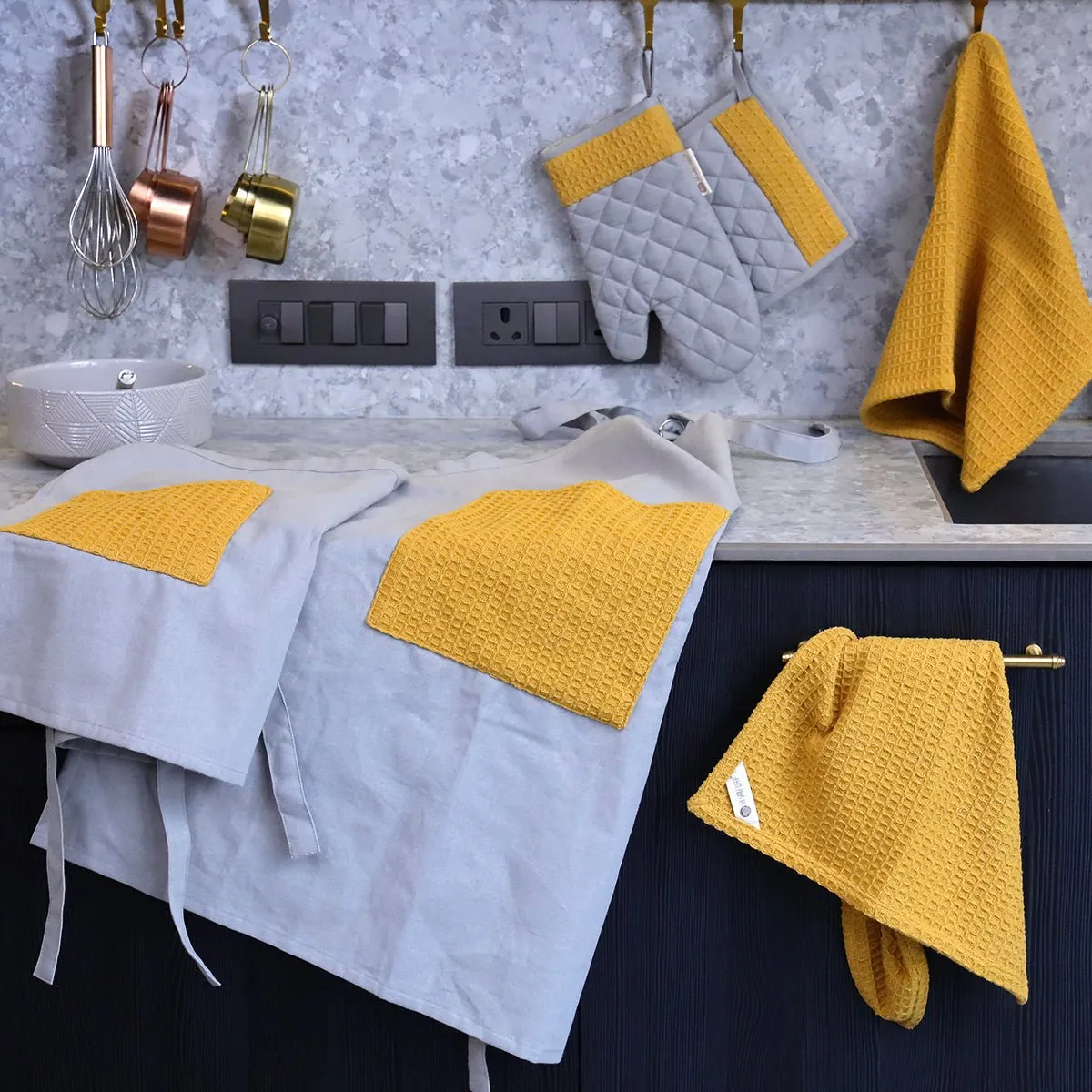 Culinary Companions - Chic Grey & Ochre Glove & Pot Holder Combo